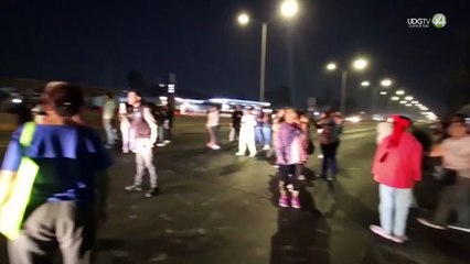 Vecinos cierran Periférico; exigen estación del Peribús en Santa María Tequepexpan