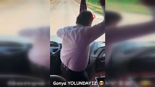 Antalya'da taraftarları deplasmana götüren şoför araç seyir halindeyken ayağa kalkıp oynadı