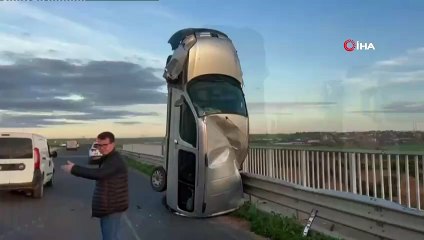 İLGİNÇ KAZA! Kaza yaptı, dik durdu