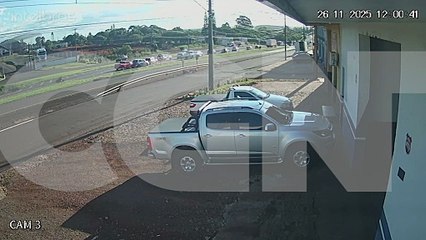 Câmera de segurança flagra engavetamento na BR 277 em Cascavel