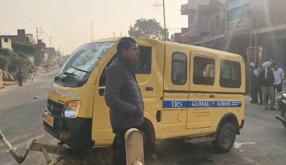 अनियंत्रित होकर स्कूल वैन पलटी, 9 बच्चे घायल