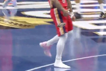 José Alvarado mete un triple descalzo en la NBA: la enchufa de 3 con calzando sólo una zapatilla