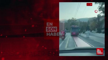 Bursa'da tramvayın arkasına tutunarak yolculuk eden çocuk yürekleri ağıza getirdi