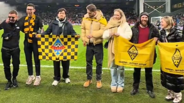 La imagen del miércoles: los aficionados del Kairat reciben un premio en Copenhague