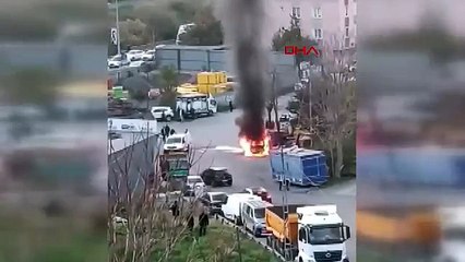 Ataşehir'de hafif ticari araç alev alev yandı