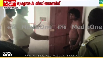 'കത്തി താഴെയിടടാ...'തിരുവനന്തപുരത്ത് കാപ്പാ കേസ് പ്രതി കിരൺ പൊലീസിന് നേരെ കത്തി വീശുന്ന ദൃശ്യങ്ങൾ