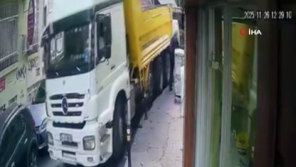 Beyoğlu'nda hafriyat kamyonu demir dubayı mermi gibi dükkana fırlattı: O anlar kamerada