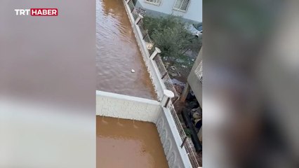 Mersin'de su borusu patladı: Siteleri su bastı, istinat duvarı yıkıldı