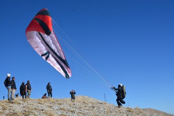Paraşütü tutkunları Cudi Dağı'nda: Şehri kuş bakışı seyrettiler!