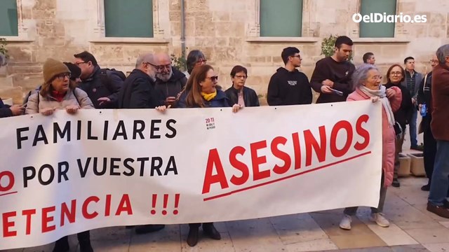 Gritos contra Mazón y Pérez Llorca a las puertas de las Corts