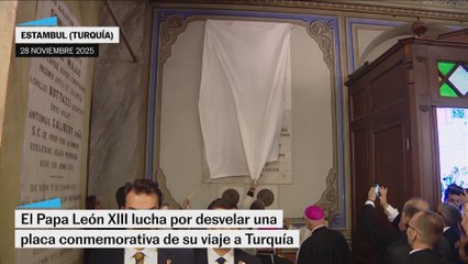 León XIV lucha por desvelar una placa conmemorativa de su viaje a Turquía