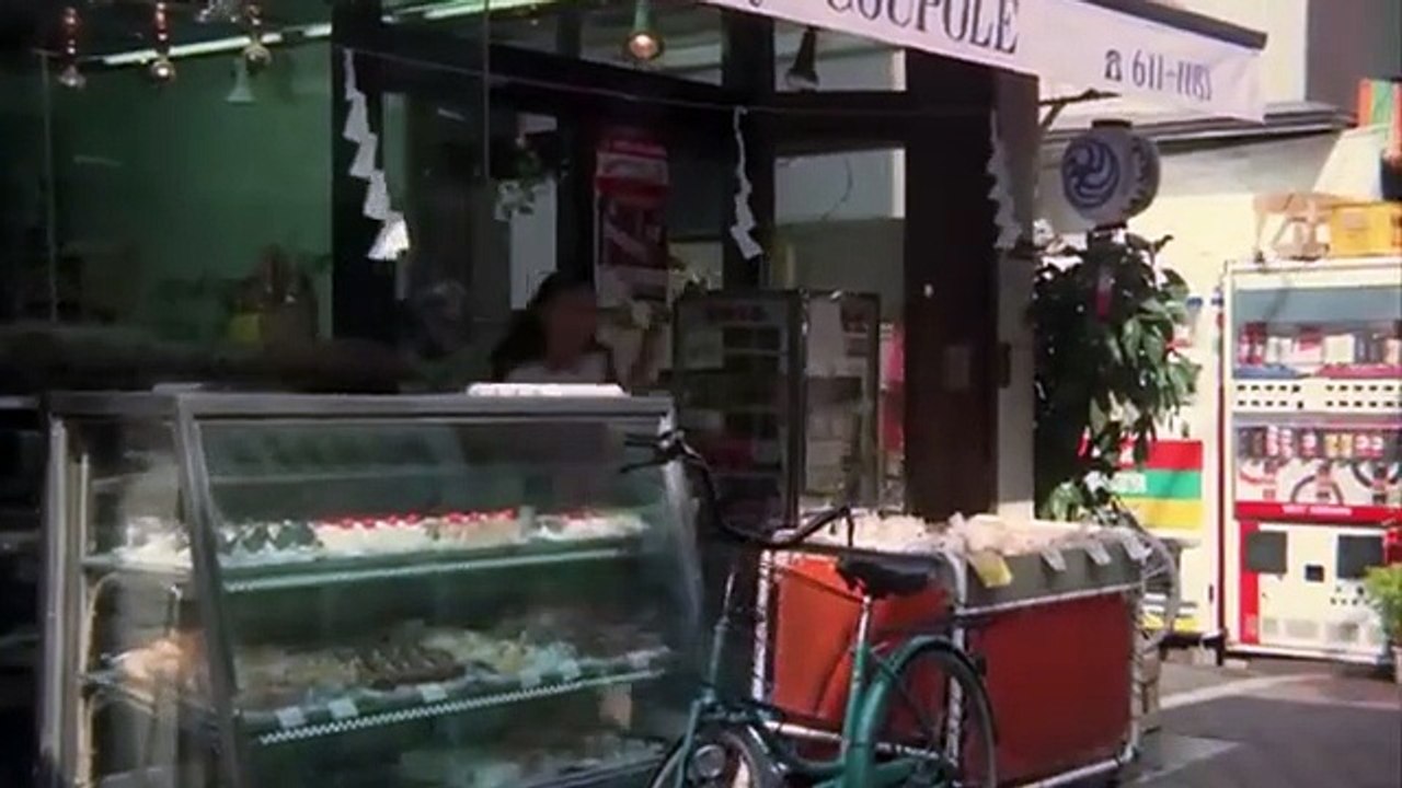 Sensou to seishun is an entire Japanese drama film that revolves around a love story that takes place during wartime.