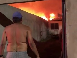 Casa pega fogo no Conjunto Carminha e assusta moradores