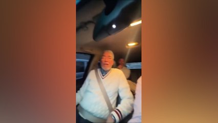 Maduro recorre las calles de Caracas conduciendo su coche