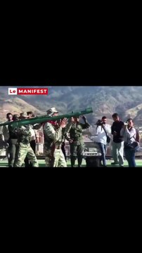 Le Manifest - Des militaires vénézuéliens s’exercent à la défense aérienne depuis un toit de Caracas, au moment où près de 30 % des bâtiments de guerre de l’US Navy sont déployés dans les Caraïbes.