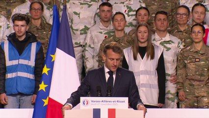 "Un modèle hybride d'armée va apparaître, qui correspond aux menaces et aux risques qui sont devant nous", explique Emmanuel Macron