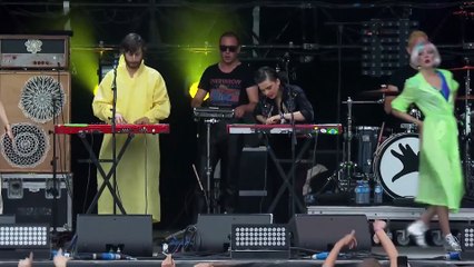 La Femme chante son tube "Sur la Planche" à Lollapalooza Paris