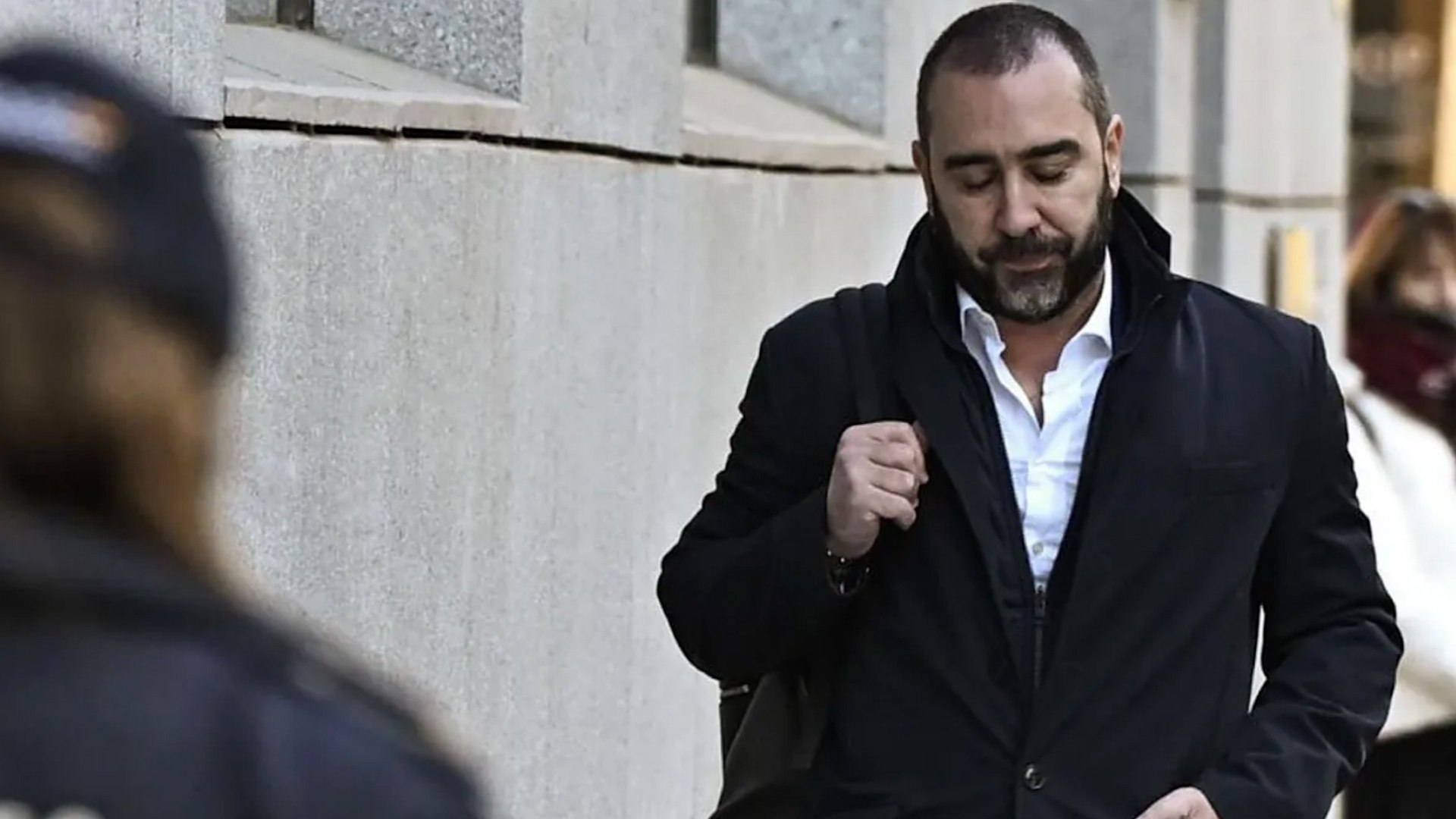 El comisionista V�ctor de Aldama, considerado el "nexo" corruptor del caso Koldo, ha ratificado este jueves ante el juez de la Audiencia Nacional, Ismael Moreno, explosivas acusaciones contra el ahora ministro de Pol�tica Territorial y Memoria Democr�tica, �ngel V�ctor Torres. Aldama, quien declar� como investigado, se�al� que Torres, entonces presidente de Canarias, buscaba una "cartera ministerial" a cambio de los "favores" que hizo a la trama del caso Koldo.