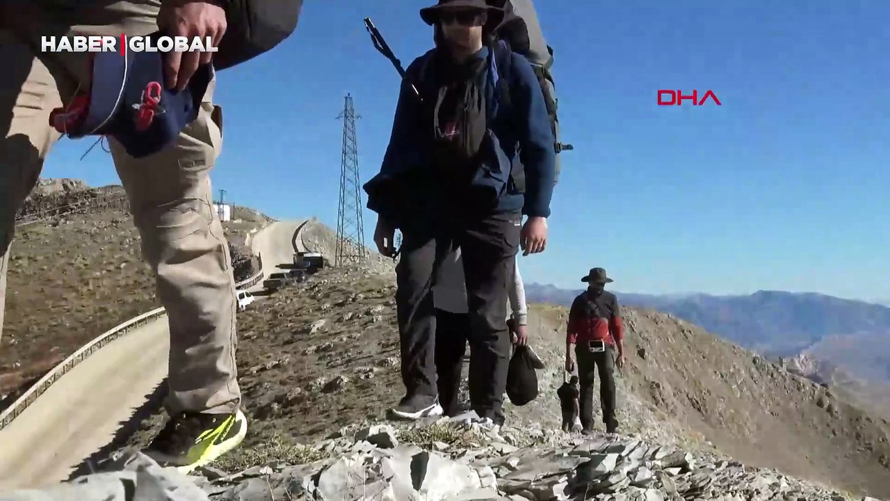 Cudi Dağı'nda yamaç paraşütü: Pilotlar Türk bayrağı açtı