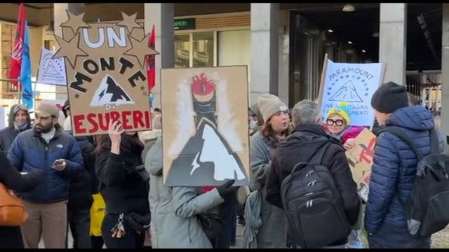 A Milano protesta dipendenti Paramount Italia contro 35 licenziamenti