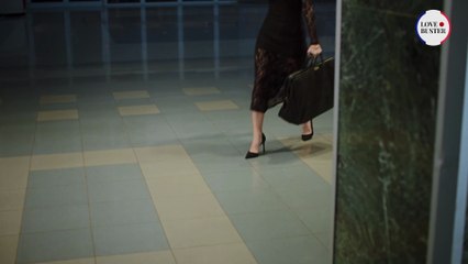 Un Flic Succombe À Une Fille Envoûtante