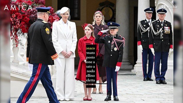La camicia con fiocco ha il sangue blu: è la tendenza del momento più amata dalle royal