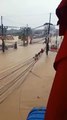 VIDEO: Ciudadanos de Tailandia escapan por cables de alta tensión ante inundaciones mortales