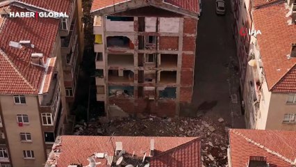 Bahçelievler'de yıkım sonrası yan binanın duvarının olmadığı ortaya çıktı