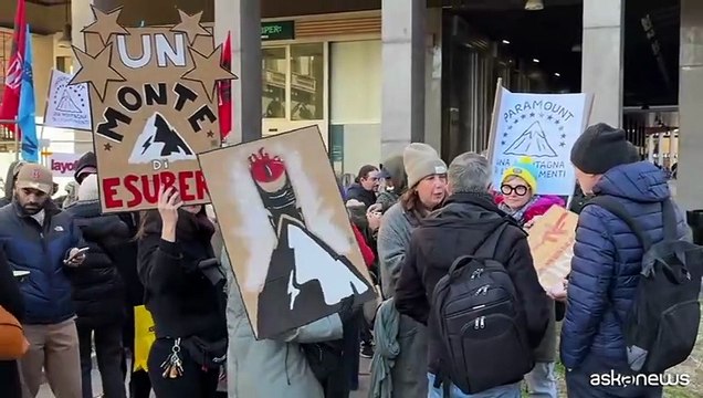 A Milano protesta dipendenti Paramount Italia contro 35 licenziamenti