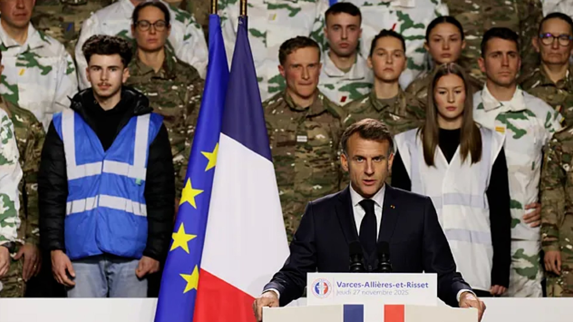 El presidente Emmanuel Macron ha anunciado la vuelta de un servicio militar voluntario en Francia a partir de 2026, una medida que enmarca en la necesidad de reforzar la defensa nacional ante las "crecientes amenazas" derivadas del contexto internacional y, en especial, de la guerra en Ucrania. El mandatario franc�s hizo el anuncio con un marcado despliegue militar, pasando revista a la 27� Brigada de Infanter�a de Monta�a en Varces y destacando "la importancia de la preparaci�n de la naci�n y de sus fuerzas morales".

El nuevo Servicio Nacional Voluntario (SNV), inspirado en modelos recientes aplicados en B�lgica y Pa�ses Bajos, pretende movilizar desde el pr�ximo verano a 3.000 j�venes franceses. El objetivo del Gobierno es ampliar progresivamente esta cifra hasta los 10.000 participantes anuales a finales de la d�cada y alcanzar los 50.000 efectivos en 2035.

Con esta iniciativa, el El�seo busca fortalecer la cohesi�n nacional, aumentar la resiliencia del pa�s y reforzar su capacidad de respuesta ante crisis futuras, combinando formaci�n c�vica, disciplina militar y preparaci�n para situaciones de emergencia.