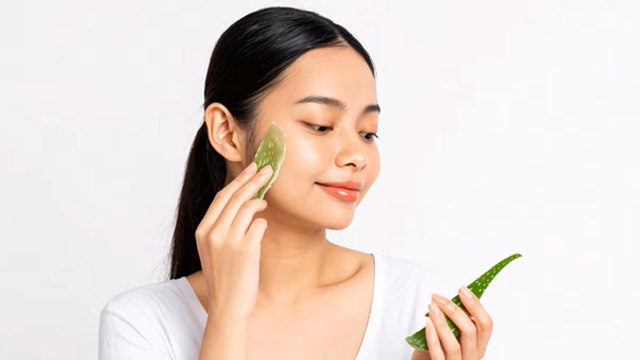 Aloe Vera: Dhoop Mein Aloe Vera Gel Lagane Ke Fayde | How To Apply Aloe Vera Gel On Face For Sunburn
