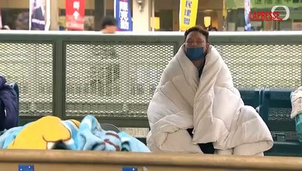 Incendio in un complesso residenziale a Hong Kong: le immagini dal drone