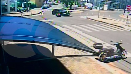 Vídeos mostram carro atravessando Rua Paraná e batendo contra moto na Avenida Piquiri