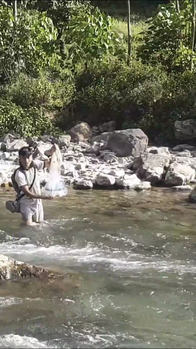 cast net fishing in Nepal | himalayan trout fishing with handmade cast net |