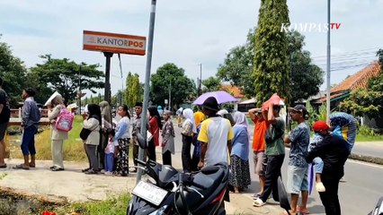 Antrean Warga Indramayu Cairkan BLT Rp900 Ribu Mengular Hingga ke Jalan Raya | SAPA MALAM