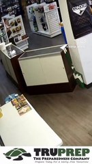 ¡No lo pensó bien! Intentó robar una tienda de armas y fue reducida en segundos (VIDEO)