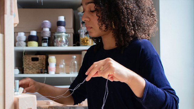 Secrets d'atelier : Rose Ekwé, la designer qui transforme les algues bretonnes en textiles d'exception