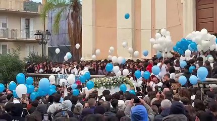 Brolo in lacrime l’ultimo straziante saluto al 17enne Loris Incognito