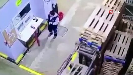 Paletlerin altında kalmaktan son anda kurtuldu