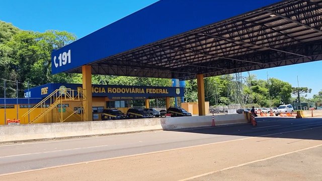 Mais um caminhão com pneus carecas é barrado pela PRF na BR-277, em Cascavel