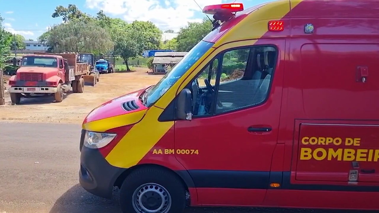 Motociclista sofre ferimentos na região genital após colisão com caminhão no Bairro Brasília, em Cascavel