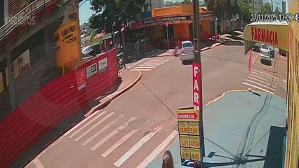 Câmera flagra colisão entre carro e moto durante conversão à esquerda em Cascavel