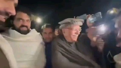 ‏سوال: محمود خان اچکزئی صاحب کیا آپ دھرنا ختم کرنے کے لیے سہیل آفریدی کو قائل کریں گے ؟جواب: دھرنے تو اب پورے ملک میں ہوں گے خلق خدا راج کرے گی۔ محمود خان اچکزئی
