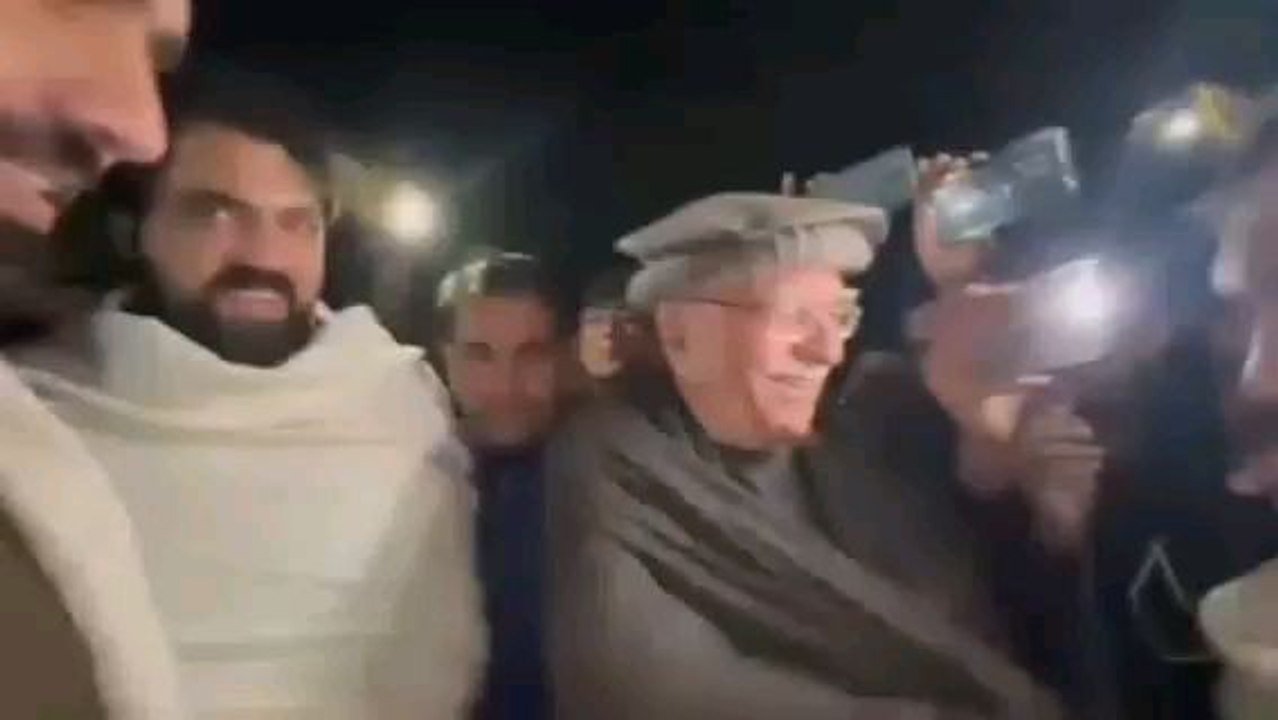 ‏سوال: محمود خان اچکزئی صاحب کیا آپ دھرنا ختم کرنے کے لیے سہیل آفریدی کو قائل کریں گے ؟جواب: دھرنے تو اب پورے ملک میں ہوں گے خلق خدا راج کرے گی۔ محمود خان اچکزئی
