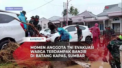 Momen Anggota TNI Evakuasi Warga Terdampak Banjir di Batang Kapas, Sumatera Barat