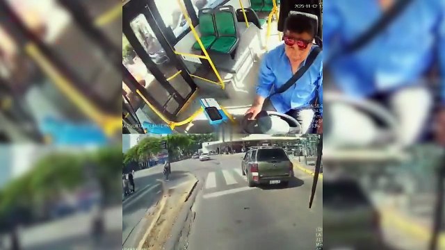 Así fue el momento donde el colectivo atropelló a la señora en Avenida Corrientes