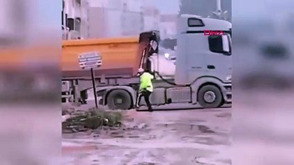 Hatay’da polis memuru, yoldaki çukuru kürekle kapattı; O anlar kamerada