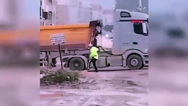 Hatay’da polis memuru, yoldaki çukuru kürekle kapattı; O anlar kamerada