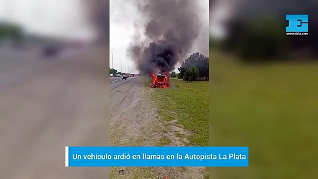 Un auto ardió en llamas en plena Autopista La P...