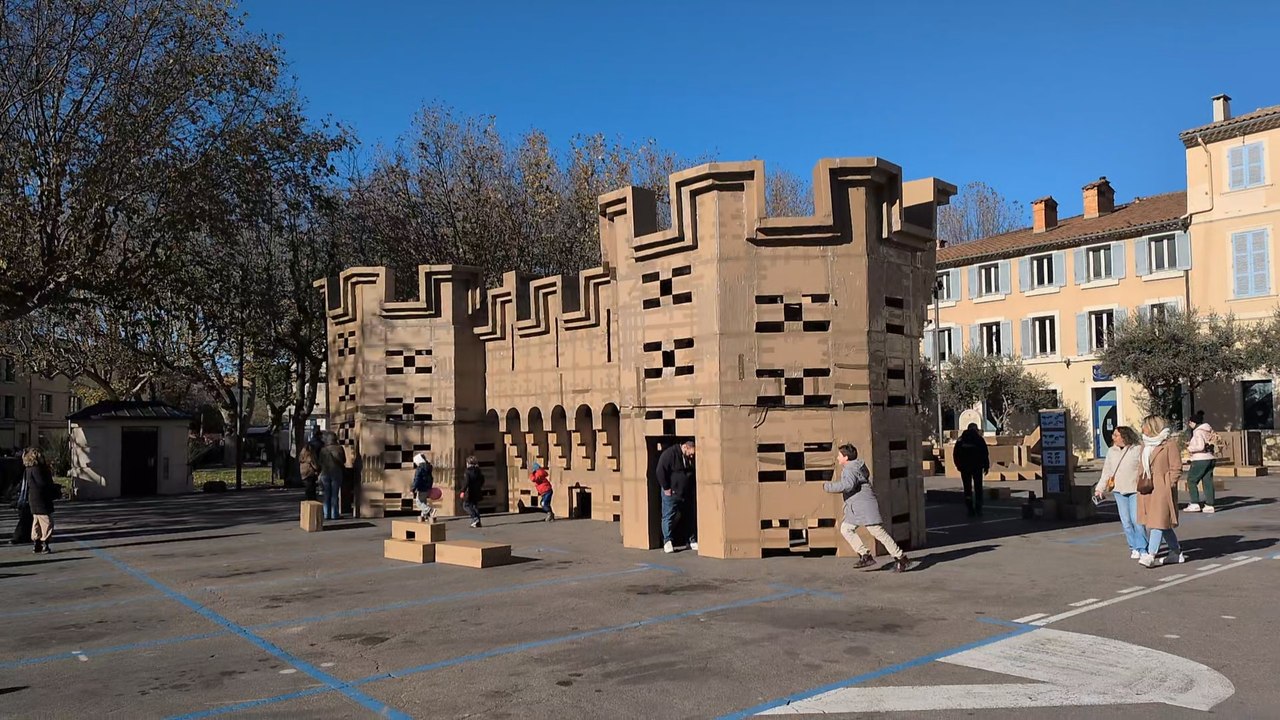 Une œuvre XXL en carton se dresse au cœur de la Foire Saint-Siffrein à Carpentras